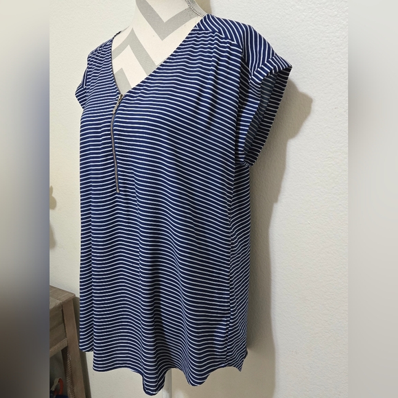 EXPRESS Blue White Striped V-neck Blouse Short Sleeve Size Large - Picture 3 of 10